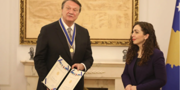 Presidentja Osmani nderon me medalje presidenciale ish-basketbollistin Hasan Arat