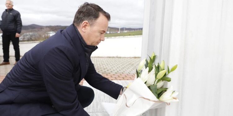 Faton Peci nderon Xhevat Jusufin në 27 vjetorin e rënies