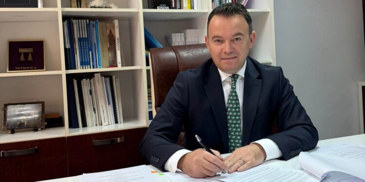 Peci njofton për rrënimin dhe lirimin e hapësirës publike te Stacioni i Autobusëve në Mitrovicë të Jugut