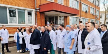 Punëtorët e Spitalit të Mitrovicës protestojnë pas sulmit ndaj stafit shëndetësor
