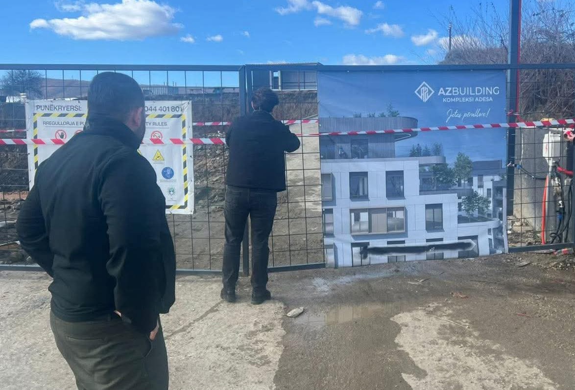 Inspektorët i ndalojnë përkohësisht punimet në kompleksin banesor tek Liqeni Akumulues