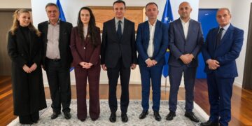 Kurti kthehet nga Davos, njofton për një takim me një grup krijuesish shqiptarë nga Mali i Zi