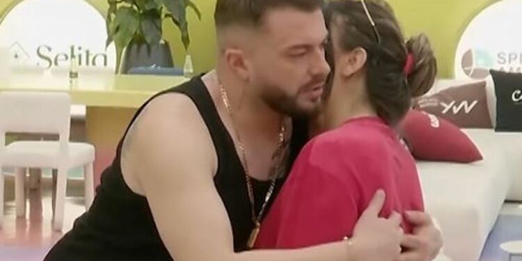 Limi e përqafon Albën, ajo bën reagimin e papritur (VIDEO)