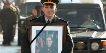 Rrëfimi i ushtarit që mbante fotografinë e Rugovës në varrimin e tij, si e kujton atë ditë?