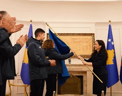Osmani ia dorëzon flamurin e Kosovës skiatorëve Kryeziu e Kokaj: E lartësofshi në Lojërat Olimpike