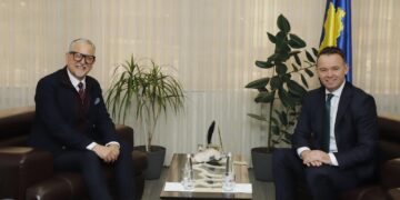 Faton Peci pret në zyre ministrin Arben Vitia: Mitrovica do të bëhet me spital të ri