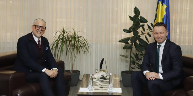 Faton Peci pret në zyre ministrin Arben Vitia: Mitrovica do të bëhet me spital të ri