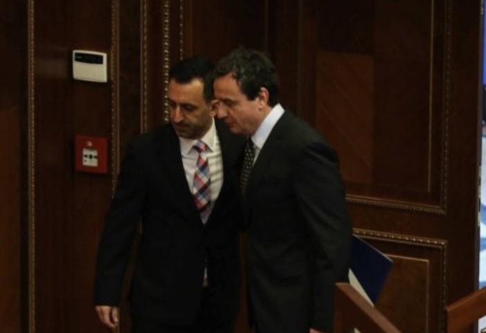 Rënia e kryeparlamentarit: A do të arrijë Dimal Basha t’i mbajë votat që kishte deri tani?