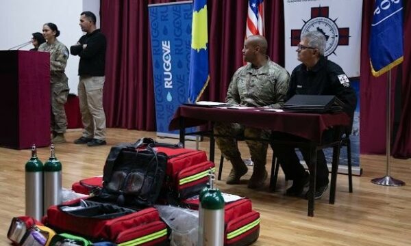 KFOR dhuron pajisje mjekësore për Shoqatën e Kërkim-Shpëtimit të Kosovës