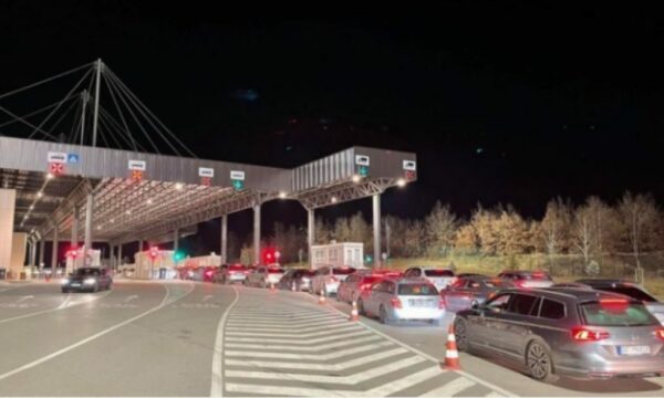 Gati dy orë pritje në Merdarë për të dalë nga Kosova