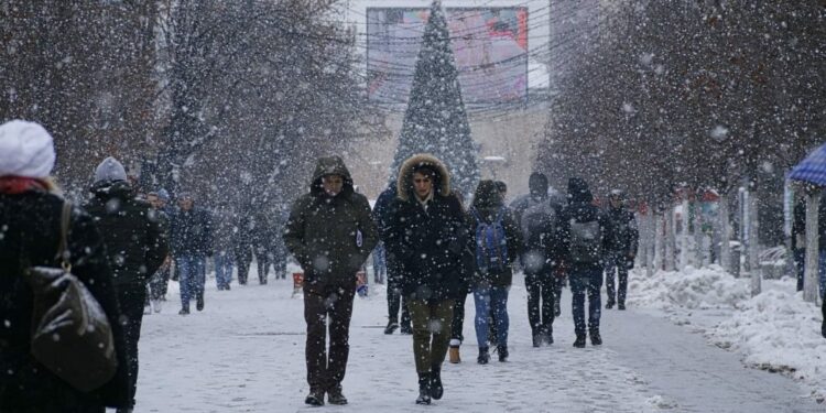 Ulje e temperaturave e reshje bore, IHMK-ja: Kujdes, nga ngricat në rrugë