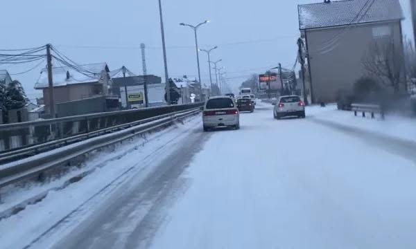 Magjistralja Prishtinë-Mitrovicë e mbuluar me borë, vështirësohet qarkullimi i automjeteve