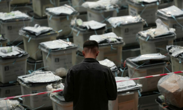 Mbyllet numërimi i votave me postë të mbërritura në Kosovë, mbi 3 mijë pako ende jashtë vendit