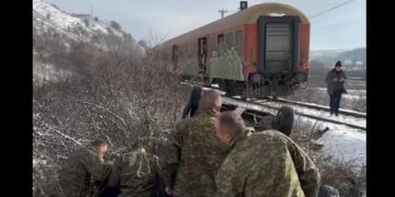 Aksidenti mes trenit dhe veturës, video nga momenti kur intervenon FSK për t’u dalë në ndihmë të lënduarve