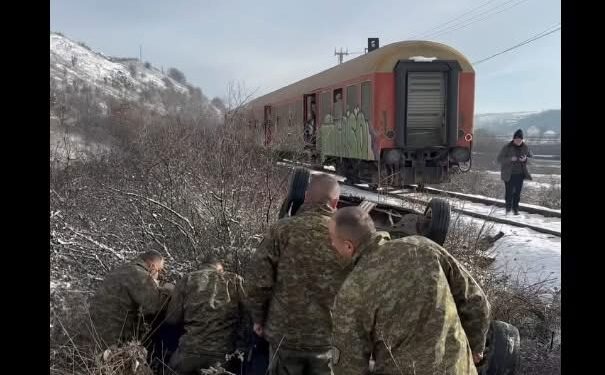Aksidenti mes trenit dhe veturës, video nga momenti kur intervenon FSK për t’u dalë në ndihmë të lënduarve