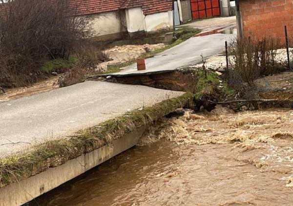 Shembet ura në këtë fshat të Kosovës, vështirësohet lëvizja e banorëve