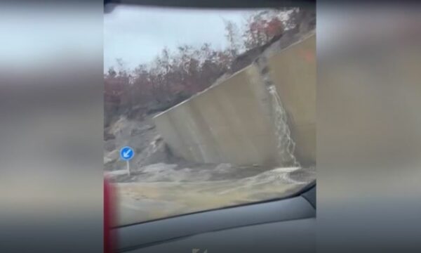 Udhëtarët i frikësohen shembjes së murit në rrugën Gjakovë – Klinë