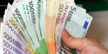 Gjest fisnik: I gjetën mbi 10 mijë euro në një lokal në Pejë, qytetarët i dorëzojnë në polici