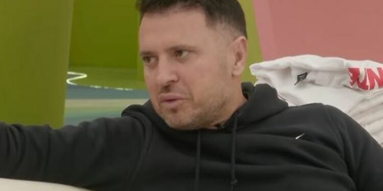 Labi me mesazh të fortë, e shkruan “UÇK” në flokë