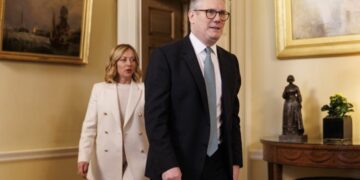 Macron e Meloni për dialog me Putinin, Starmer refuzon