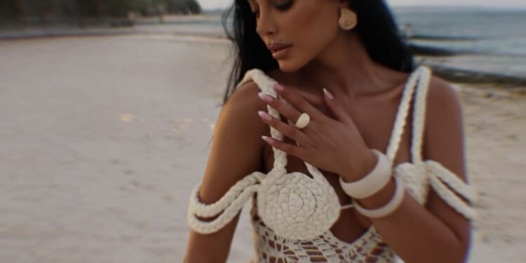 Valë në det, zjarr në rrjet .. Kader Kicaj duket perfekt!