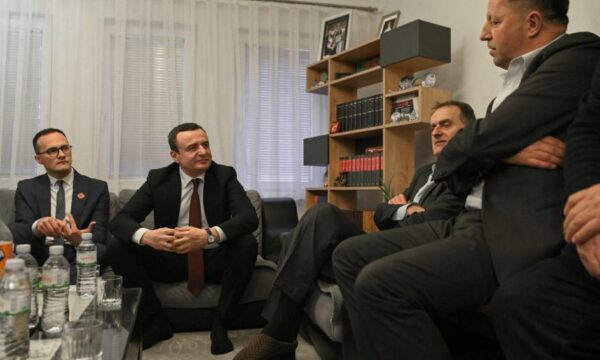 Vizitat te familjarët e Jusuf Gërvallës e Kadri Zekës, Kurti e takon aty edhe figurën e PDK’së