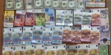 “Franga, dollarë dhe euro”, qytetarët gjejnë kuletën dhe e dorëzojnë në polici