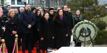 Osmani me familjen Rugova dhe korin diplomatik homazhe për Presidentin Historik