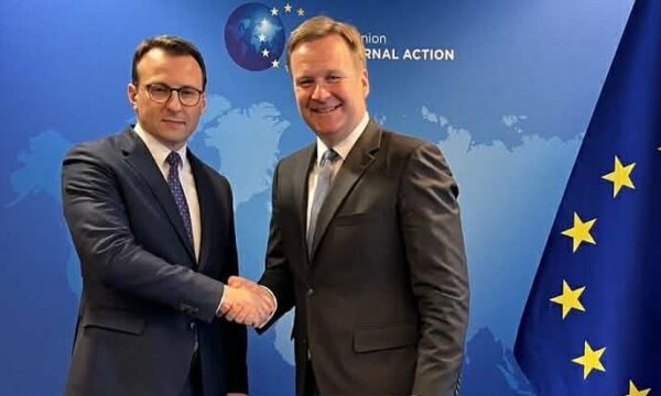 Pala serbe njofton për raund të ri të dialogut nesër, Kryenegociatori Petkoviq ka udhëtuar drejt Brukselit