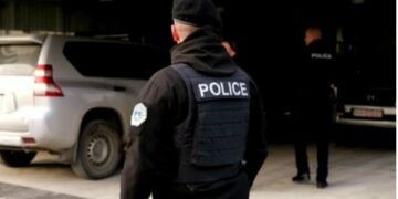 Policia e Kosovës konfiskon fishekë, maska ushtarake e uniforma me simbole të Serbisë në Leposaviq