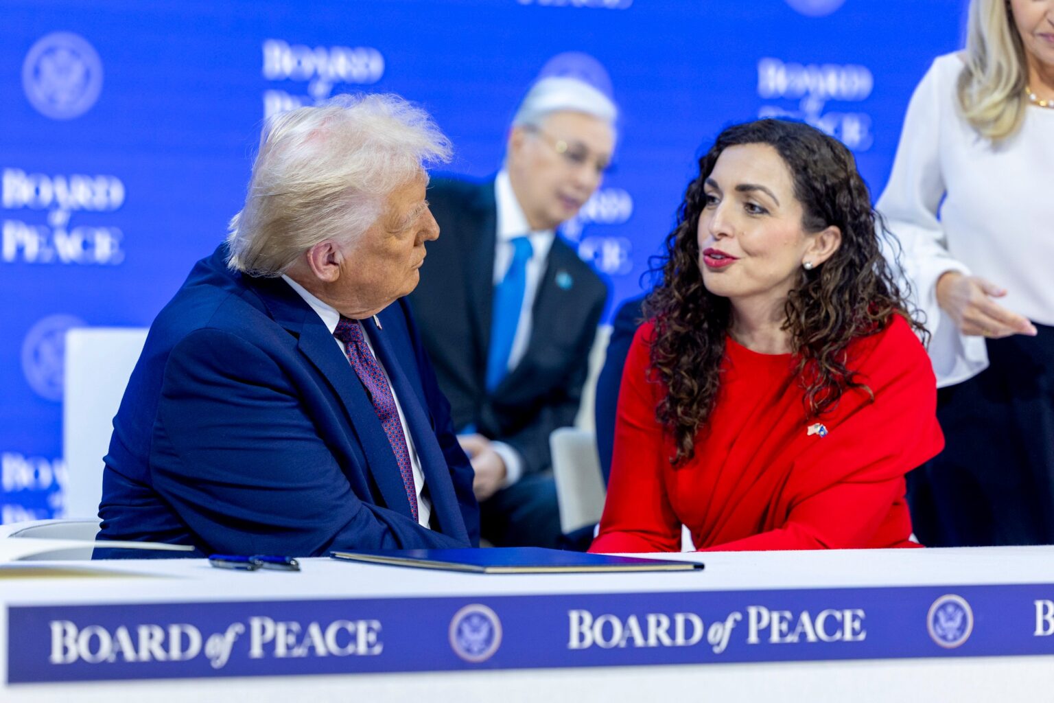 Vjosa Osmani tregon bisedën me Trump dhe ndan detajet nga takimi në Davos- Më dha mesazh për Kosovën!