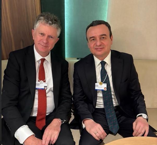 Kurti takon këshilltarin britanik për Siguri Kombëtare, diskutojnë për ekonominë dhe sigurinë