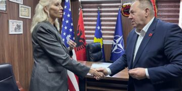 Kryeveteranja amerikane vjen në Kosovë, viziton OVL-UÇK-në