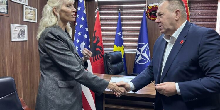 Kryeveteranja amerikane vjen në Kosovë, viziton OVL-UÇK-në