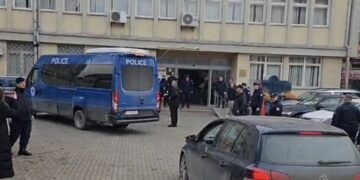 Dosja e Prokurorisë: Nipi i Fetah Paçarizit dyshohet se i dha ryshfet 50 euro komisioneres dhe kanosi kryesuesen gjatë numërimit të votave