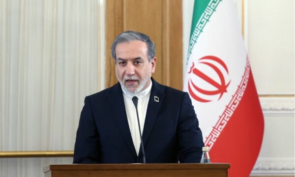 Ministri i Jashtëm iranian paralajmëron: Ushtria jonë është “me gishtin te këmbëza”