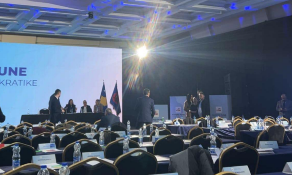 Pamje nga brenda sallës së Kuvendit të LDK-së ku po përgatitet votimi i fshehtë