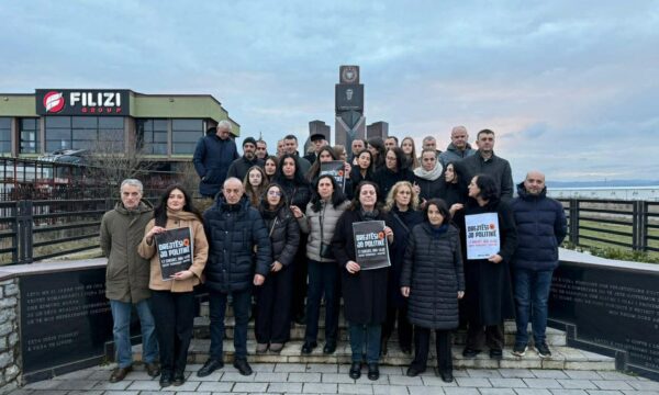 Familjarët e heronjve Zahir Pajaziti, Hakif Zejnullahu e Edmond Hoxha në mbështetje të marshit “Drejtësi, jo politikë” me 17 shkurt