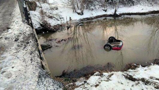 Një veturë bie në përroin e Klosit, dyshohet se shoferi është marrë nga rrjedha e ujit