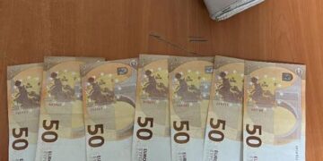 Shembull qytetarie: Ferizajasi gjen një çantë me 353 euro në të, e dorëzon ne Polici