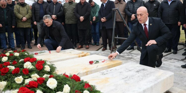 Haradinaj bën homazhe për Jusuf e Bardhosh Gërvallën dhe Kadri Zekën