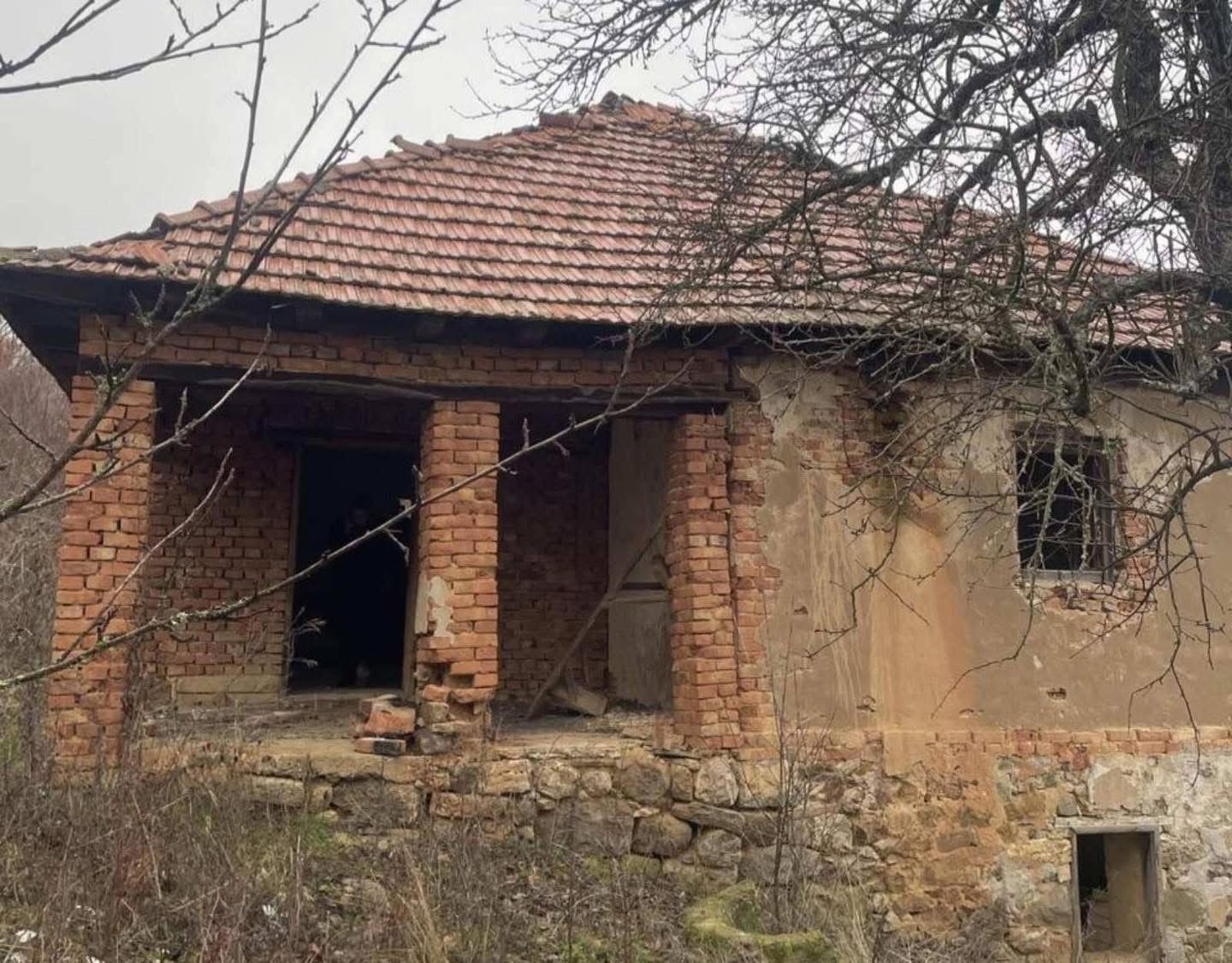 Policia gjen armatim në një shtëpi të braktisur në Zveçan