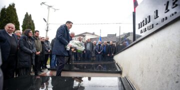 Abdixhiku bën homazhe në 23 vjetorin e vrasjes së Tahir Zemajt: Patriot i rrallë e strateg, ai krim ende rëndon ndërgjegjen e shoqërisë sonë