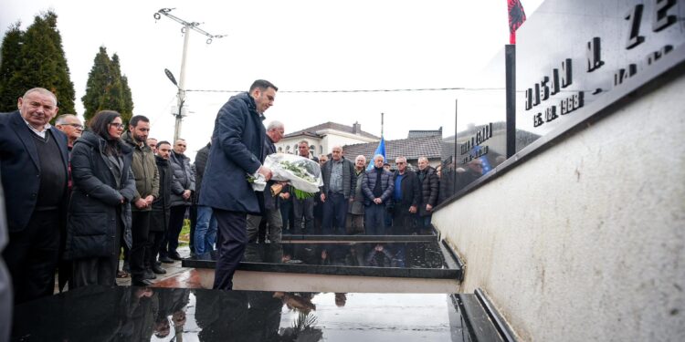 Abdixhiku bën homazhe në 23 vjetorin e vrasjes së Tahir Zemajt: Patriot i rrallë e strateg, ai krim ende rëndon ndërgjegjen e shoqërisë sonë