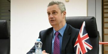 Ambasadori britanik zbulon listën e dëshirave për 2026, njëra nga to “zbatimi i marrëveshjeve dhe paqja me Serbinë”