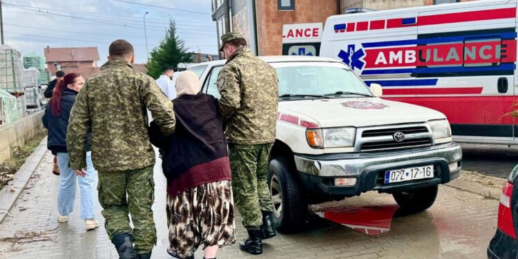 FSK ndihmon në evakuimin e familjeve në Rahovec pas reshjeve të dendura
