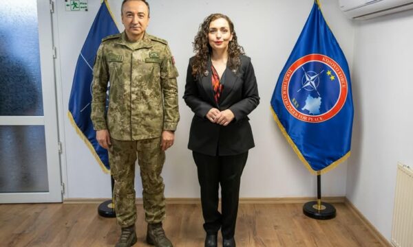 Komandanti i KFOR-it pret Presidenten Vjosa Osmani në Kampin Film City