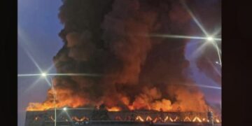 Pamje apokaliptike: Zjarr i madh në objektin e ‘Comoditas’ në Gjakovë