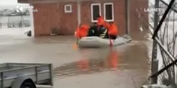Përmbytjet në Fushë Kosovë, momenti kur disa banorë evakuohen (VIDEO)
