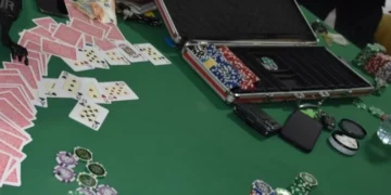 Arrestohet pronari i një lokali në Skenderaj, u zu duke luajtur poker me 14 të tjerë